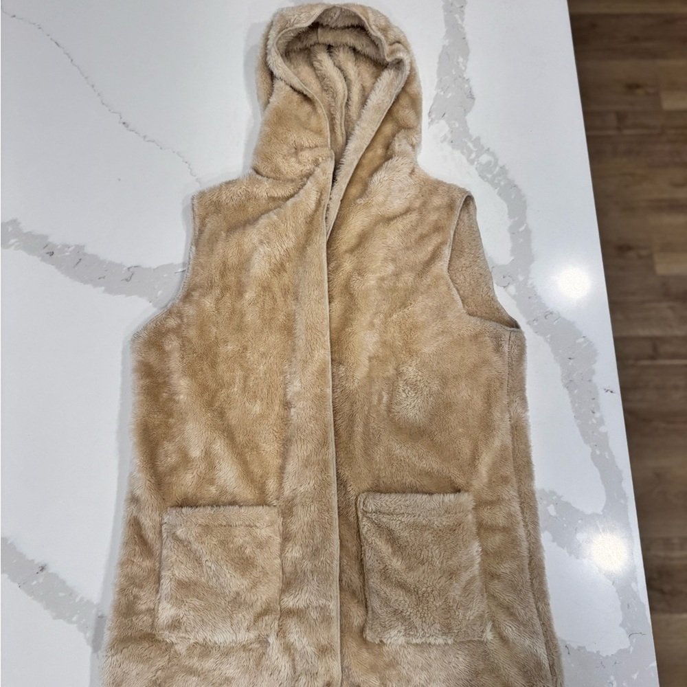 Zenana Outfitters Cream Faux Fur Vest - Picture 1 of 7